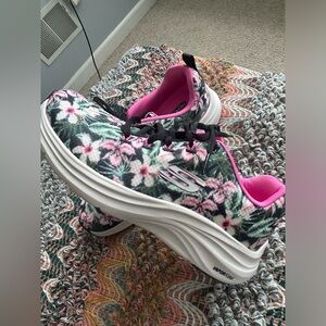 Women’s Skechers Vapor Memory Foam floral print sneakers. Size 8. Like new!